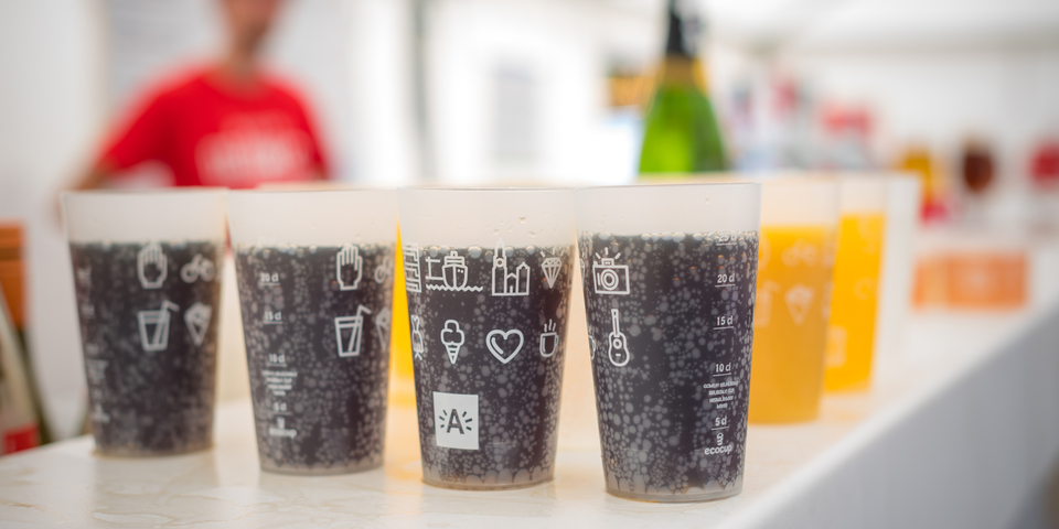 Herbruikbare bekers op toog